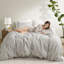 Housse de couette grise 3 pièces avec tissu, confortable et esthétique, esthétique sophistiquée du lin, rayures intemporelles pour le décor de la chambre à coucher, tout confort, attaches de coin au changement, standard 100, machine