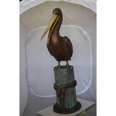 Statue Hooten Pelican sur une souche