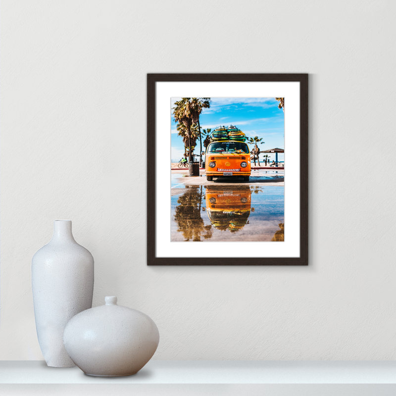 «Coastal Cruiser» par Tyler Nix, H 19 po x l 16 po x P 1,25 po, Cadre de boîte en noyer, Blanc mat