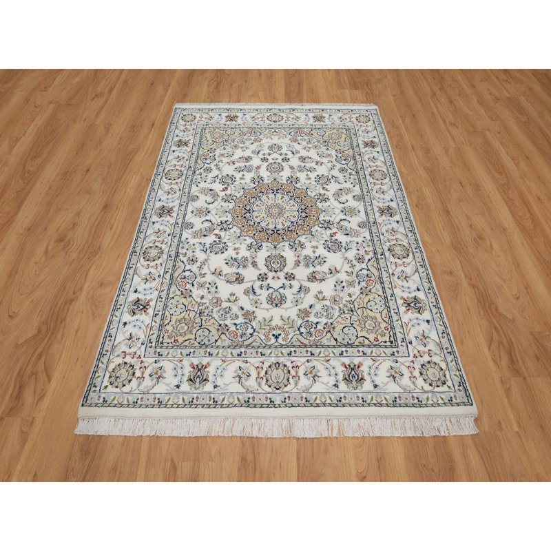 Tapis oriental blanc doux 4 pi 8 po x 6 pi 10 po Nain avec motif de médaillon de fleurs, 250 KPSI