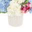 Centre de table avec hortensias, lilas et renoncules-504636581