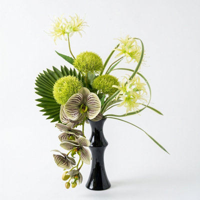 Fleurs artificielles avec vase