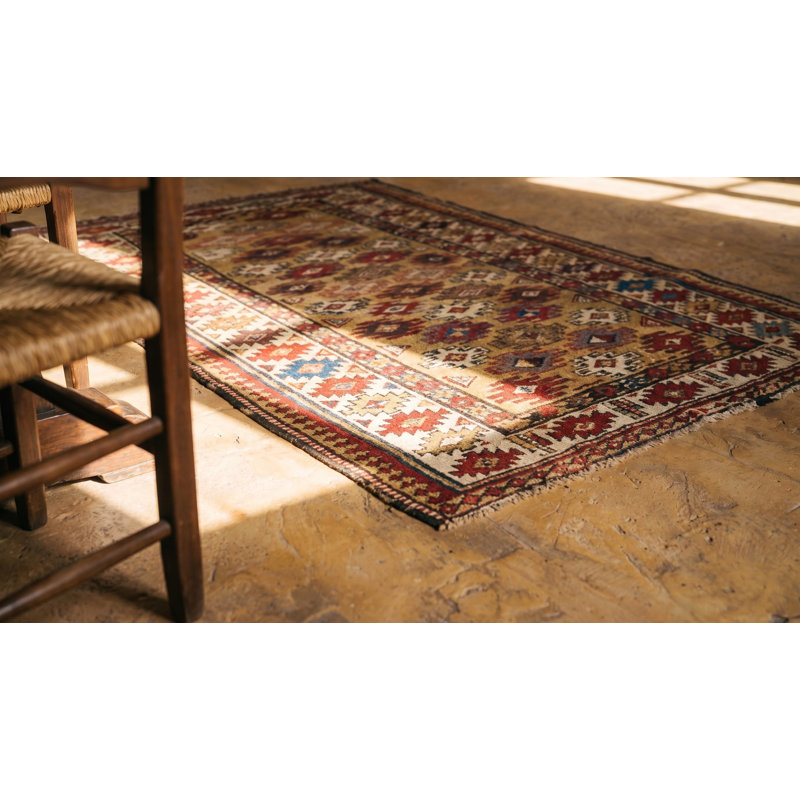 Petit tapis de style chiots de race blanche de style tribal antique de couleur jaune clair