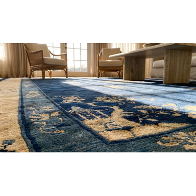 Tapis antique antique à motif floral chinois, beige et bleu marine des années 1900
