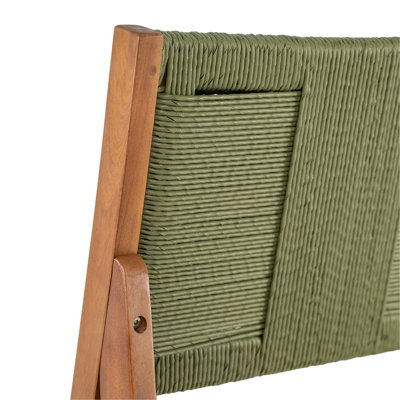 Tabourets de bar d'extérieur en bois d'acacia (ensemble de 2), chaises à hauteur de bar en teck avec coussin crème et dossier en osier vert, tabourets à hauteur de comptoir pour patio, bord de piscine, îlot de cuisine