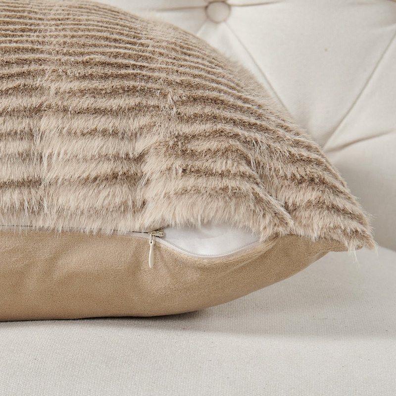 Housse de coussin en fausse fourrure Shaggy, Taupe clair