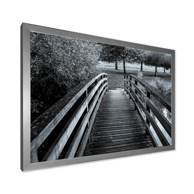 Pont en bois sur un étang, Cadre photo argenté, H 34 po x l 44 po x P 1,5 po
