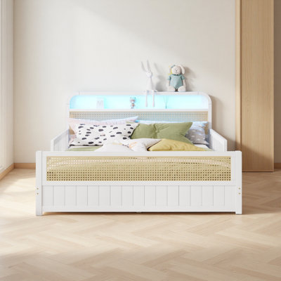 Structure de lit en rotin avec lumières DEL et tête de lit à rangement, lit plateforme avec barrières de sécurité pour enfants