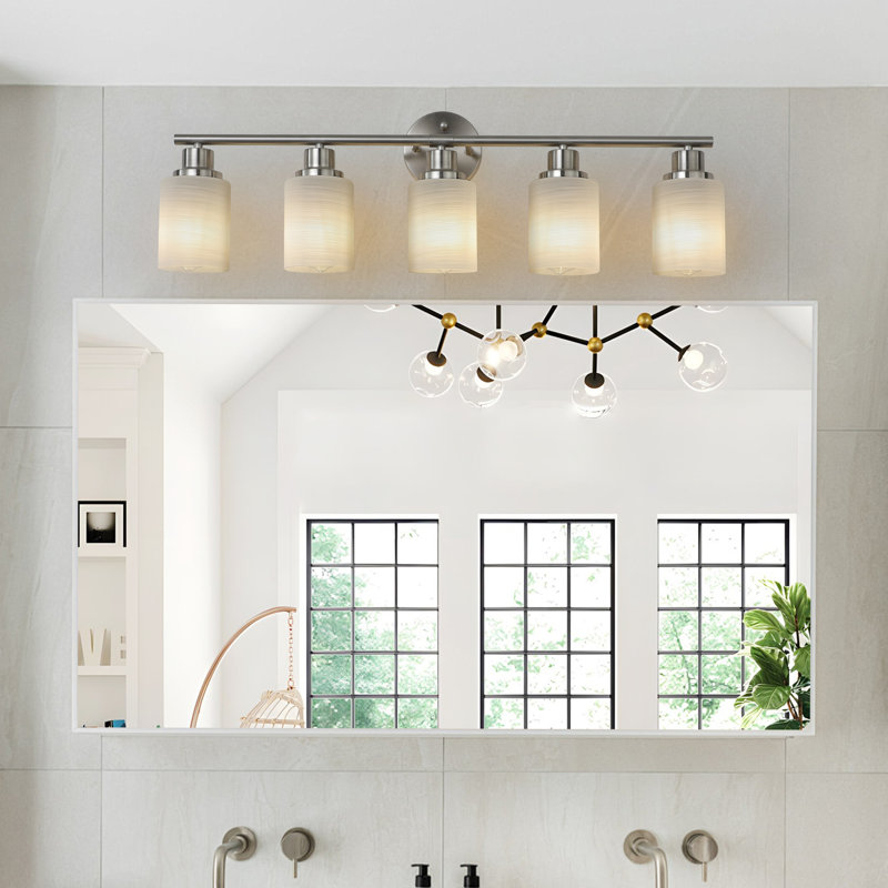Applique murale moderne 31 po à 5 lumières avec finition en nickel brossé et abat-jour en verre givré 31 po pour l'éclairage de la salle de bain ou du couloir (sans ampoules)