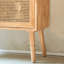 Petite armoire de rangement en rotin brun clair