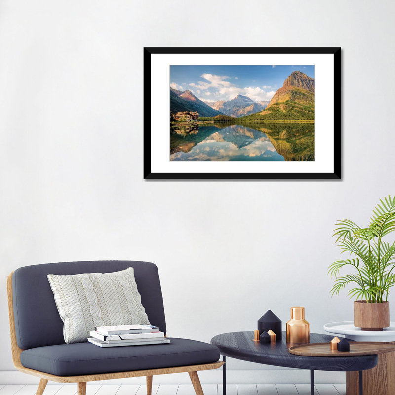 «Many Glacier Hotel and Swiftcurant Lake» par Jamie & Judy Wild - reproduction de photo sur toile, Toile avec cadre noir