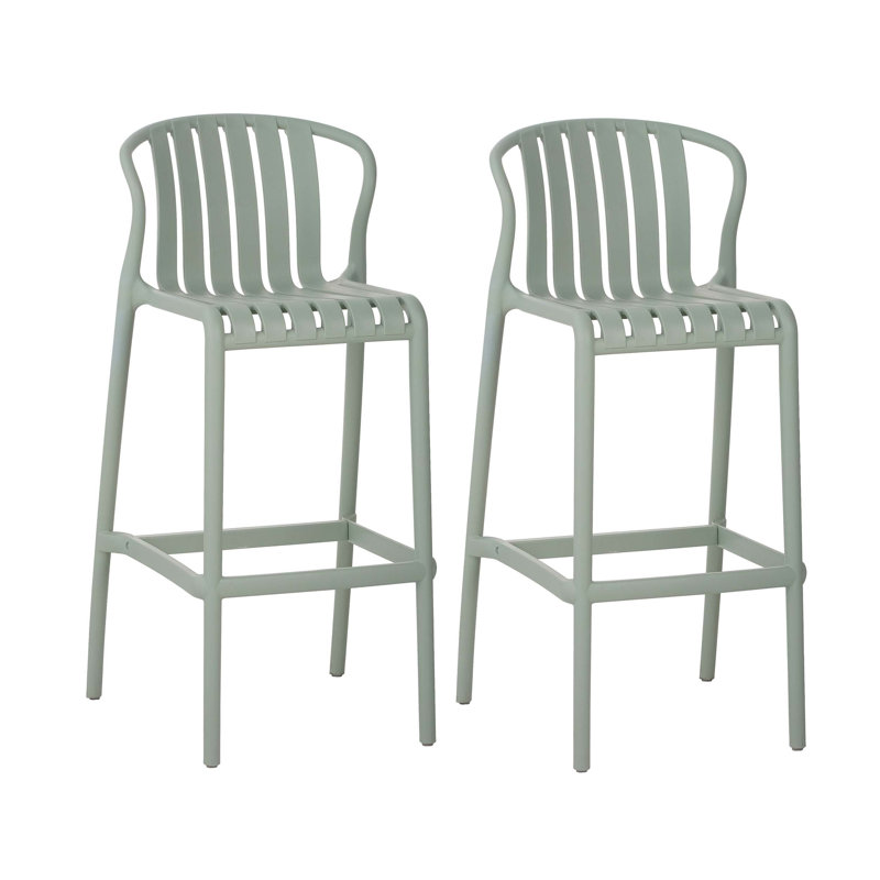 Ensemble de 2 tabourets d'extérieur toutes saisons de 29,5 pouces de hauteur avec dossier à lattes perforé et siège ergonomique profilé pour une utilisation sur un îlot de patio.