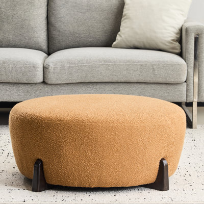 Citrouille ronde orange avec boucle et pieds en bois évasés, pour une assise supplémentaire en tant que table d'appoint fonctionnelle