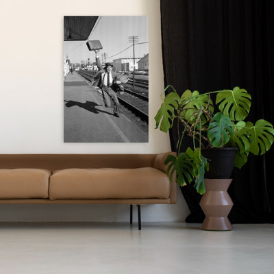 Art mural contemporain des années 1950 avec une mallette dans l'air