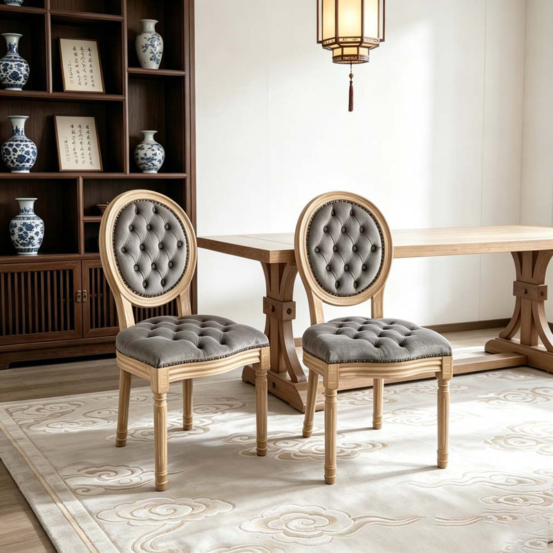 Chaise en bois massif avec garniture cloutée, Gris
