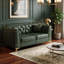 Canapé Chesterfield deux places, 157 cm, capitonné en similicuir, petit canapé avec pattes en métal, vert, idéal pour le salon.-464085249