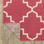 Tapis intérieur / extérieur en treillis festonné rose / ivoire Sherley-1165822341