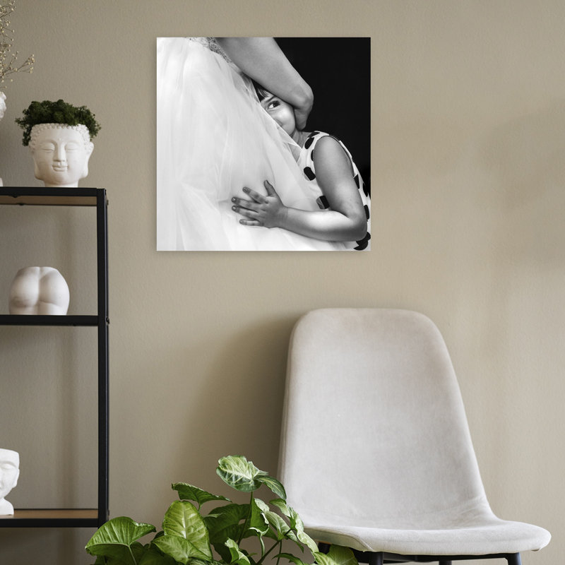«Little Girl Peeking Abstract», art mural contemporain, 18" H x 18" W
