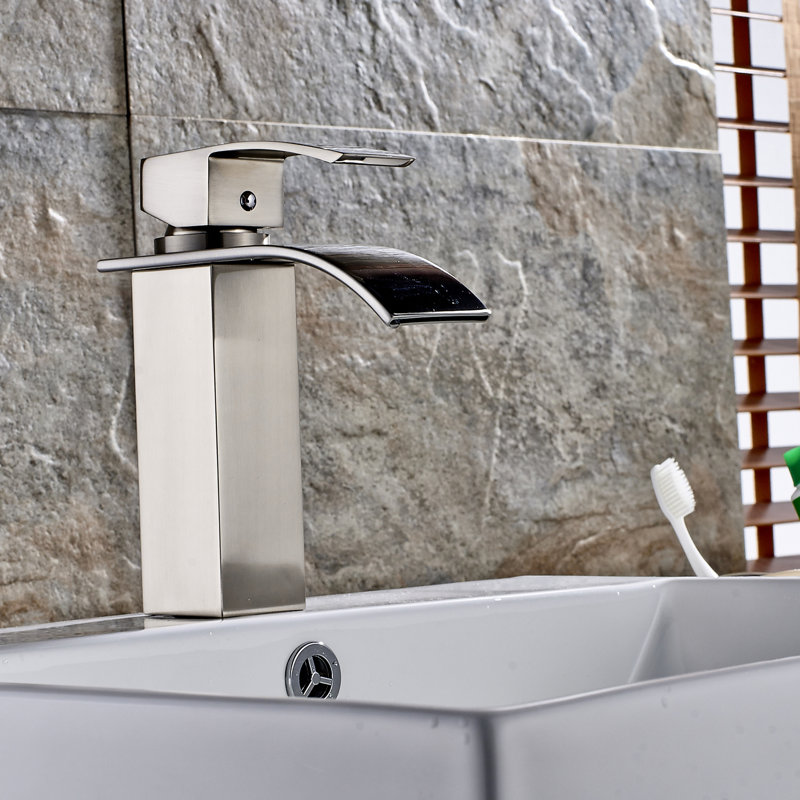 Robinet de lavabo moderne à poignée simple en nickel brossé, débit en cascade, fixation sur le pont, poignée de salle de bain silencieuse, conception, débit