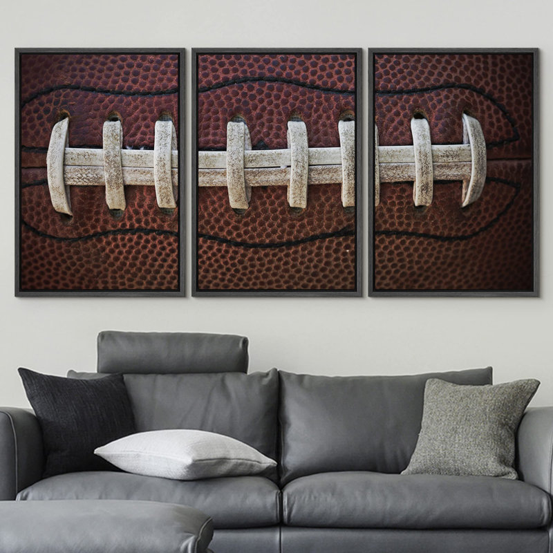 Gros plan sur les lacets de football américain - impression multi-pièces, H 24 po x l 48 po x 1,5 po, Black Floater Framed
