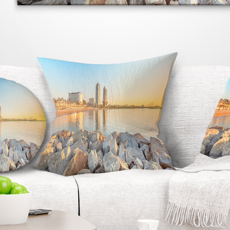 Plage de la plage de Barcelone à Barcelone - Coussin à imprimé paysage, 18 po x 18 po