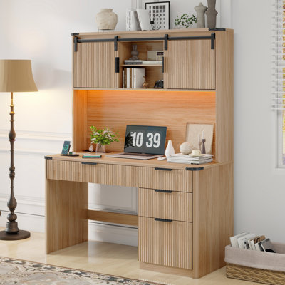 Bureau à domicile avec huche et station de charge