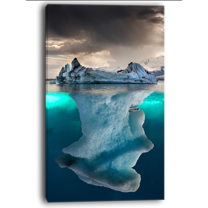 «Large Iceberg in Sea», reproduction de photo sur toile, H 32 po x l 16 po x P 1 po, Toile tendue