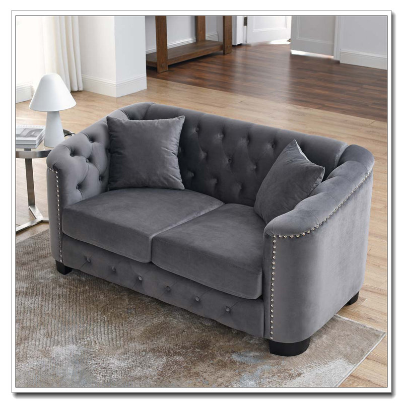 Canapé capitonné en velours 2 places avec accoudoirs cloutés et 2 coussins, Gris