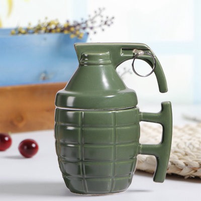 tasse en céramique avec poignée confortable unique idéale pour le café, le thé et les boissons chaudes. Option de cadeau pratique et élégante.