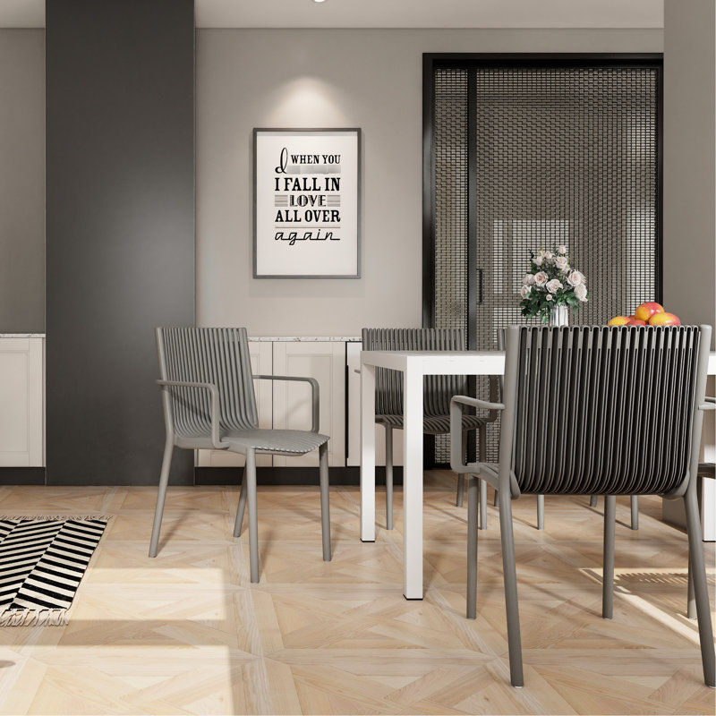 Fauteuils modernes en plastique pour les espaces intérieurs et extérieurs, 4 pièces, toutes saisons, dossier à lattes ergonomique, couleur bleue, installation instantanée, événements pop-up dans les zones commerciales empilables toutes saisons avec abat-jour