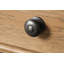 Charmante table de chevet à 3 tiroirs avec rangement spacieux, fabrication en bois durable et poignées en métal élégantes pour la chambre à coucher