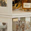 Vitrine de coin de style antique pour le salon - standard-130488807