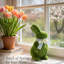 Figurine de lapin de Pâques enneigé 8 pouces - Statue de lapin vert mousse faite à la main avec un nœud à pois rose - Sculpture en résine résistante aux intempéries pour le jardin, la cour, le décor de printemps et la pièce maîtresse de la table de Pâques (style A)