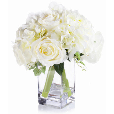 Agencement de roses et d’hortensias à motif floral en vase