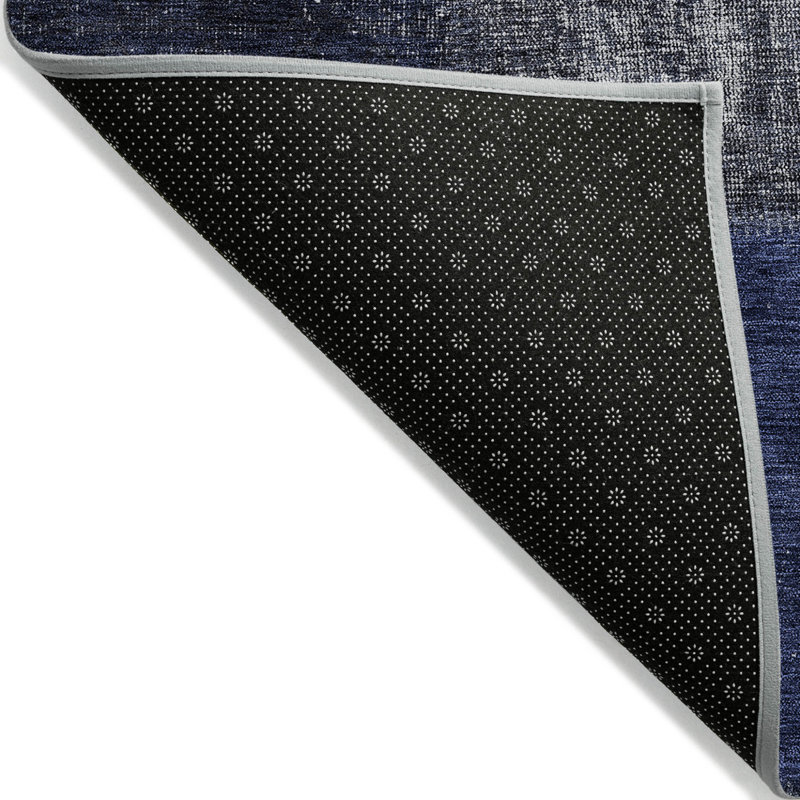 Tapis intérieur / extérieur lavable en patchwork bleu marine et denim 8 pi x 10 pi HomeRoots