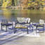 Ensemble de conversation d'extérieur en rotin PE tissé blanc 4 pièces avec table en bois d'acacia, structure en métal noir et coussins noirs Wilder