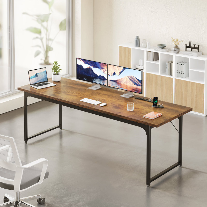 Bureau 71 po avec grand espace de travail, bureau personnel avec prises encastrées, bureau de direction avec ports USB