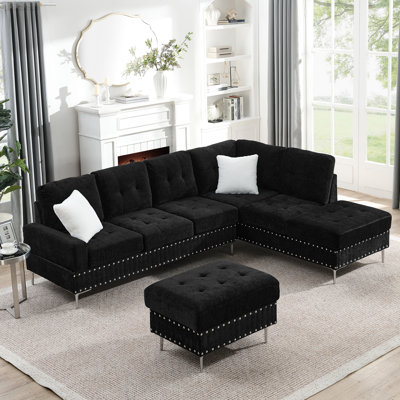 Canapé d'angle noir en L, 4 places, 3 méridiennes, rangement, pattes en métal, clous en cuivre, deux coussins blancs, revêtement en chenille, structure en bois d'eucalyptus, assise mi-ferme, dossier à coussins, forme carrée