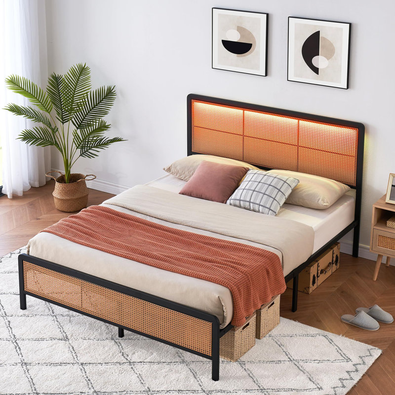 Base de lit plateforme en rotin Bundeena avec tête de lit avec support en lattes d'acier robuste, aucun sommier requis, Noir
