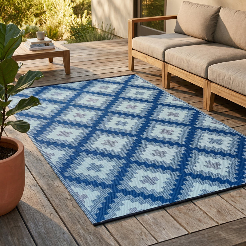 Tapis d'extérieur imperméable en paille recyclée Izna, Rectangle de 5 pi x 8 pi,  Aztec - Kilim /Blue