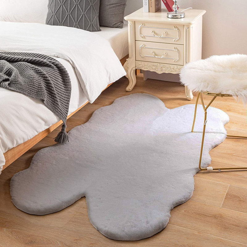 Khyrie Solid Color Machine Woven Shag Faux Fur Area Rug in Light Gray, Novelty 4' x 6'