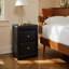 Table de chevet, table de chevet, bout, côté, lampe, tiroir de rangement, chambre à coucher, revêtement, aspect cuir noir, transitionnel
