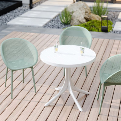 Chaises longues modernes toutes saisons 2 pales et table ronde blanche en PP, siège à répartition du poids, table facile à assembler avec chaises, patins antidérapants résistants à l'usure et aux intempéries, faciles à assembler