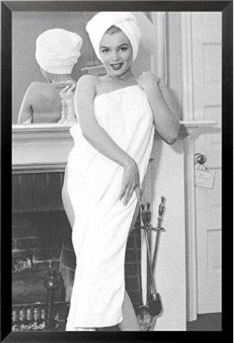 «Marilyn Monroe in Oversized Towel», affiche par Andre De Dienes, reproduction de photo encadrée, H 18 po x l 12 po x P 1 po