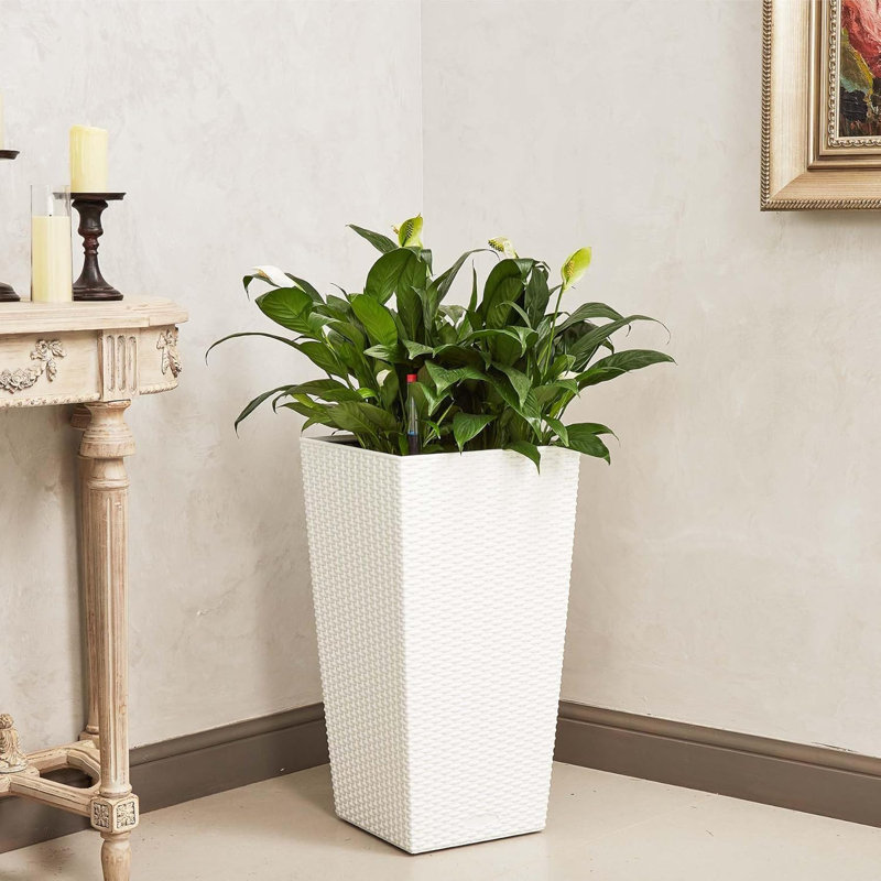 Ensemble de 2 pots à fleurs en rotin 22,5 pouces avec 2 plateaux, moniteur de niveau d'eau et roues, Blanc