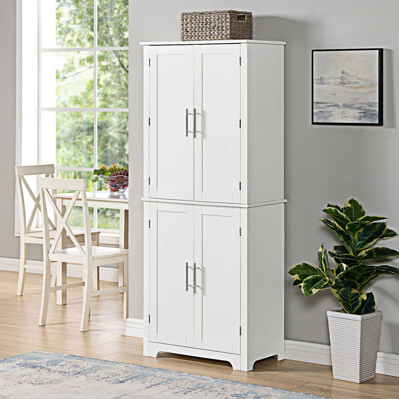 Armoires de rangement avec portes et tablettes ouvertes