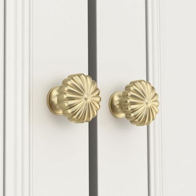Paquet de 15 boutons d'armoire en or brossé - Boutons de commode en alliage de zinc de qualité supérieure avec motif à pétales pour tiroirs, armoires et placards - Comprend des vis pour une installation facile