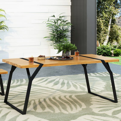 Table de salle à manger avec dessus en bois et structure industrielle moderne
