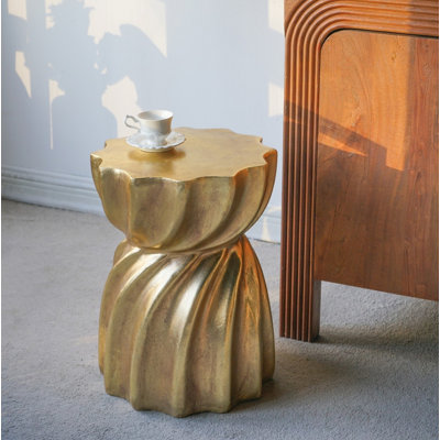 Tabouret d'appoint 14 po x 14 po x 18,7 po en magnésium doré avec motif sculptural tourbillon, table d'appoint contemporaine, présentoir décoratif ou siège supplémentaire