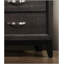 Commode 1 pièce de style contemporain avec un design moderne à deux tons, des pieds en bois et des poignées en nickel pour un rangement élégant dans la chambre à coucher-757103111